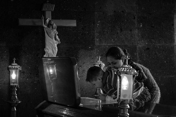 © Greta Rico - Farewell. Siomara helps Emiliano, the eldest of the three children to say goodbye to his mother who is in the coffin.