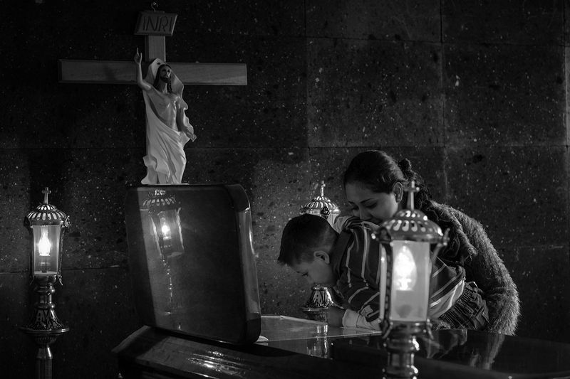 © Greta Rico - Farewell. Siomara helps Emiliano, the eldest of the three children to say goodbye to his mother who is in the coffin.