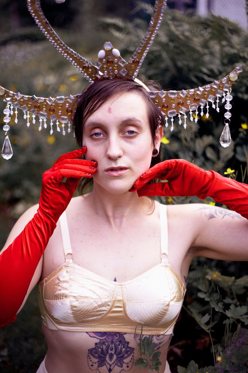 © Emma Parla-Aziz - Erato, as modeled by El