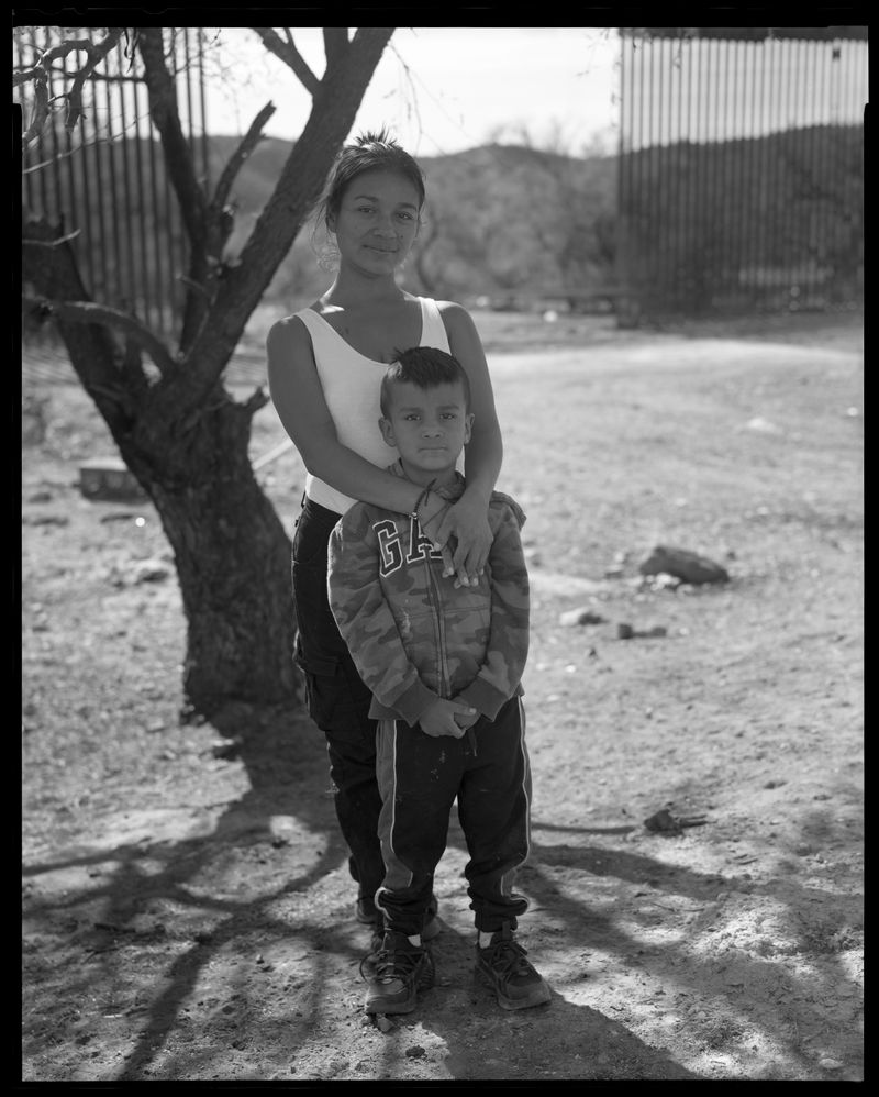 © Lisa Elmaleh - Melissa y Moises, asylum seekers, Arizona desert, United States
