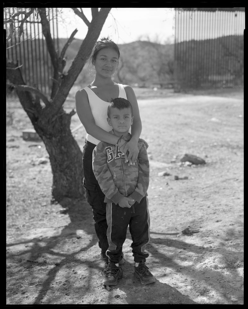 © Lisa Elmaleh - Melissa y Moises, asylum seekers, Arizona desert, United States