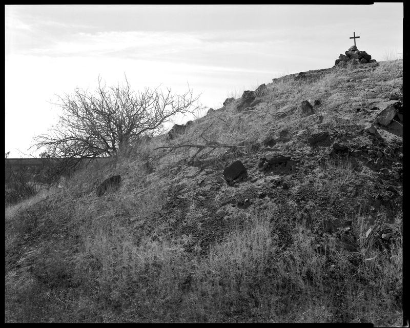 © Lisa Elmaleh - Grave within sight of the border wall, New Mexico
