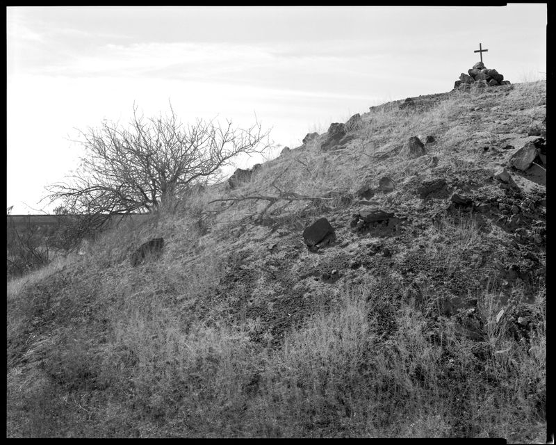 © Lisa Elmaleh - Grave within sight of the border wall, New Mexico