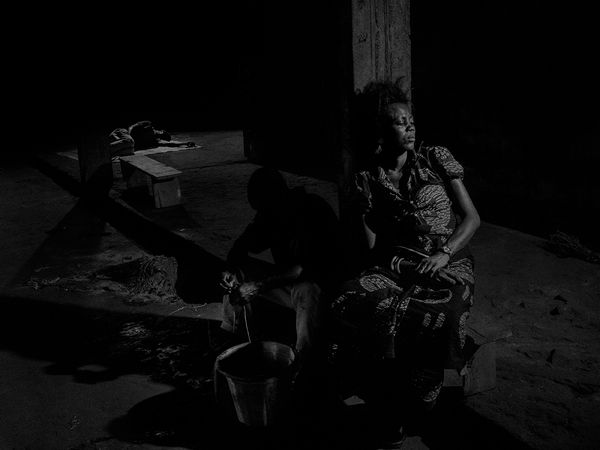 © Alex Majoli / Magnum Photos. République du Congo, 2013, Scene #9546. Pointe Noire. Squatters in an abandoned building.