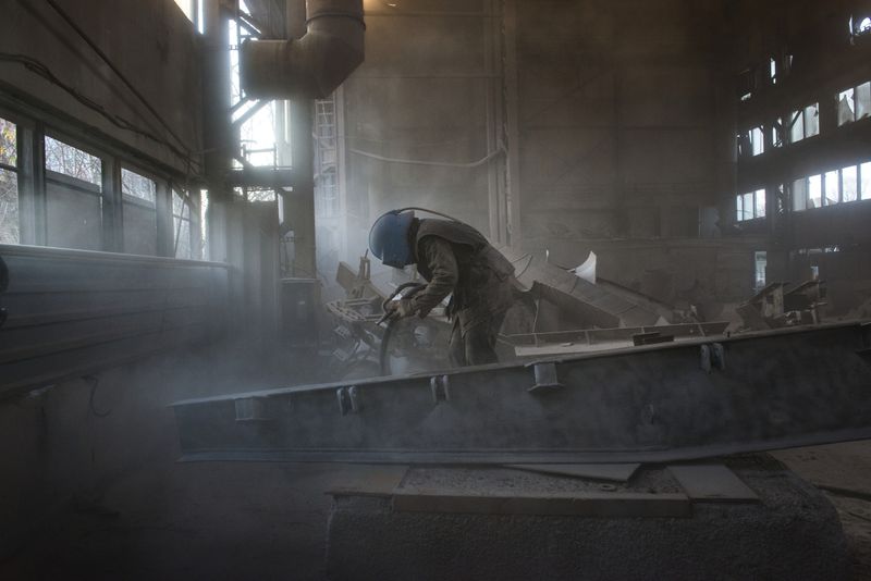 © Pierpaolo Mittica - Yuriy while sandblasting the radioactive scrap metal