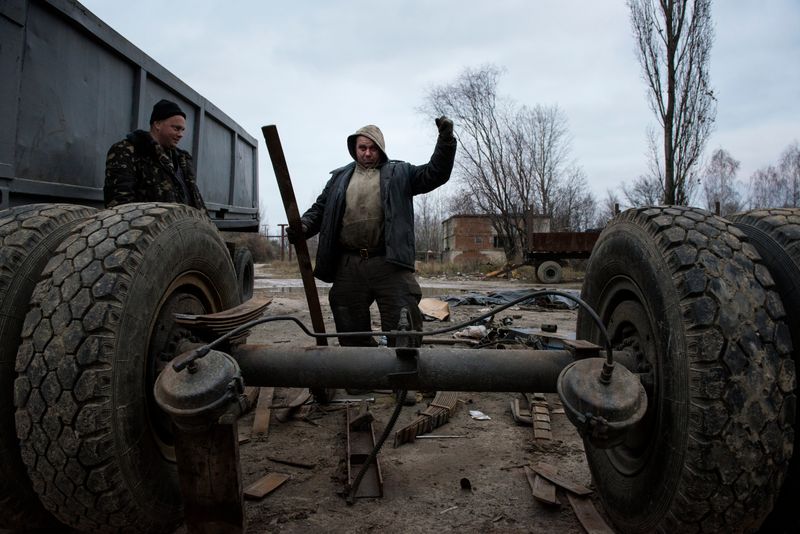 © Pierpaolo Mittica - workers dismantling scrap metals