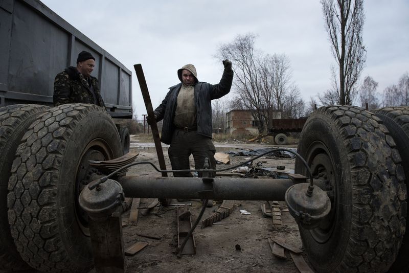 © Pierpaolo Mittica - workers dismantling scrap metals