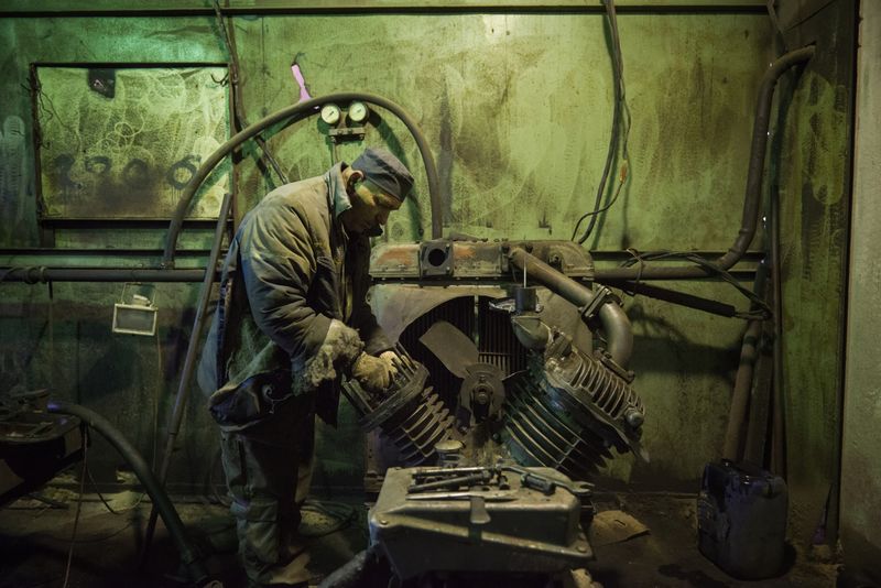 © Pierpaolo Mittica - Pavel while repairing an engine