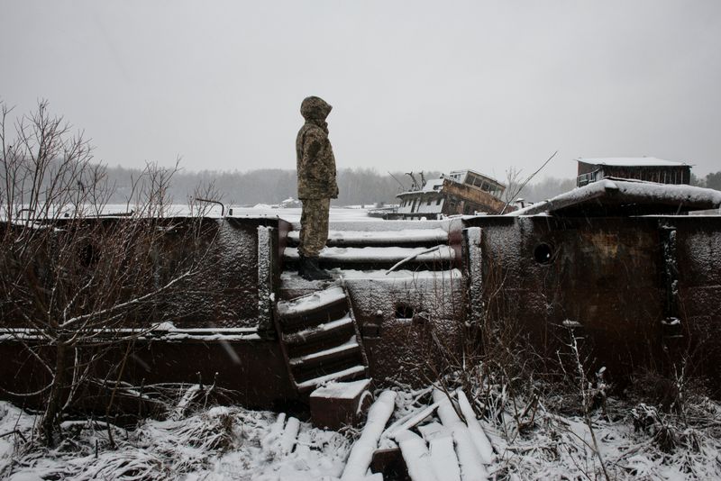 © Pierpaolo Mittica - in search of scrap metals in the Chernobyl river port