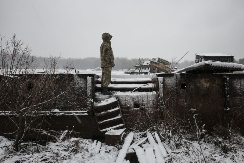 © Pierpaolo Mittica - in search of scrap metals in the Chernobyl river port