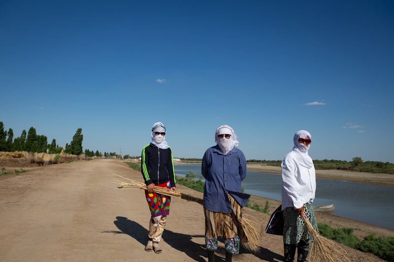 © Iulia Galushina - Women are sweeping the street in the Shege village. Uzbekistan.