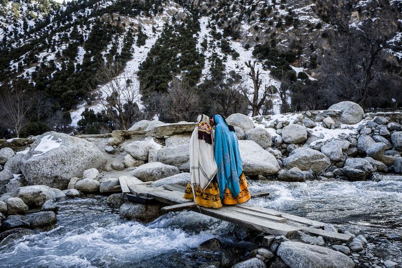 © Sarah Caron - Zarkima and Rabina, walk the 4km between their village to meet halfway. In winter visits are fairly spaced.
