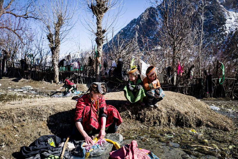 © Sarah Caron - Zarmina washing clothes by a spring with its water at almost freezing temperatures. Khyber Pakhtunkhwa, Pakistan.