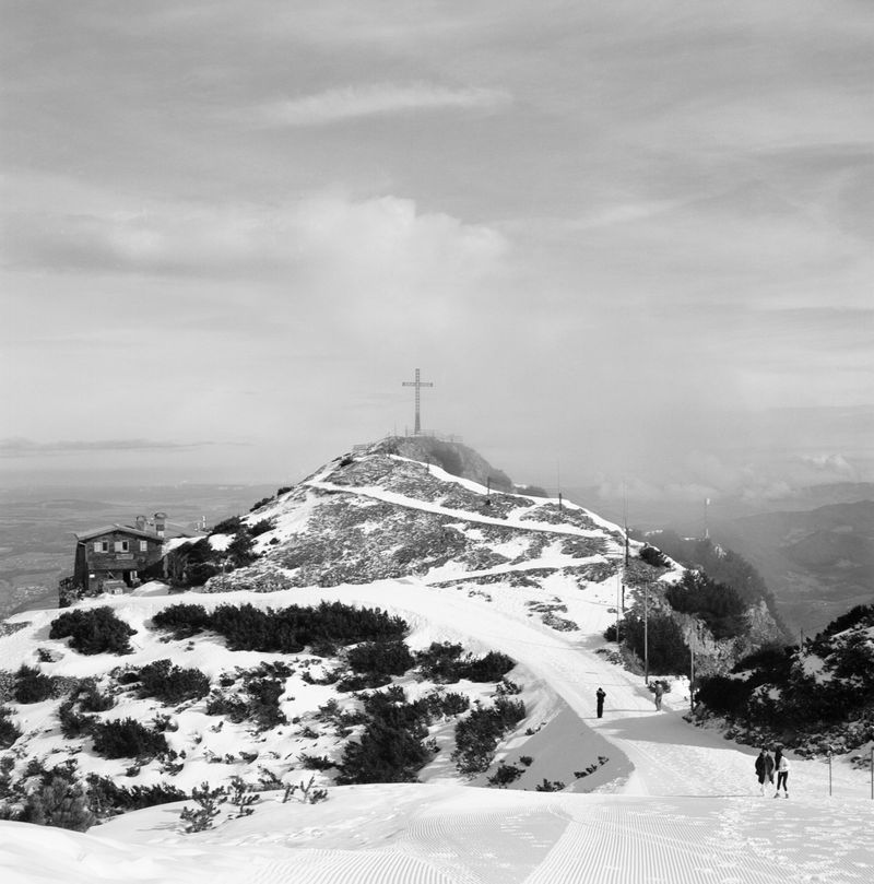 © Jay Lim - Couples climbing the Geiereck Cross in Salzburg