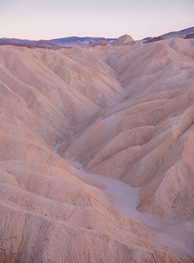 © Leafy Yun Ye - 凹 (Inwards)