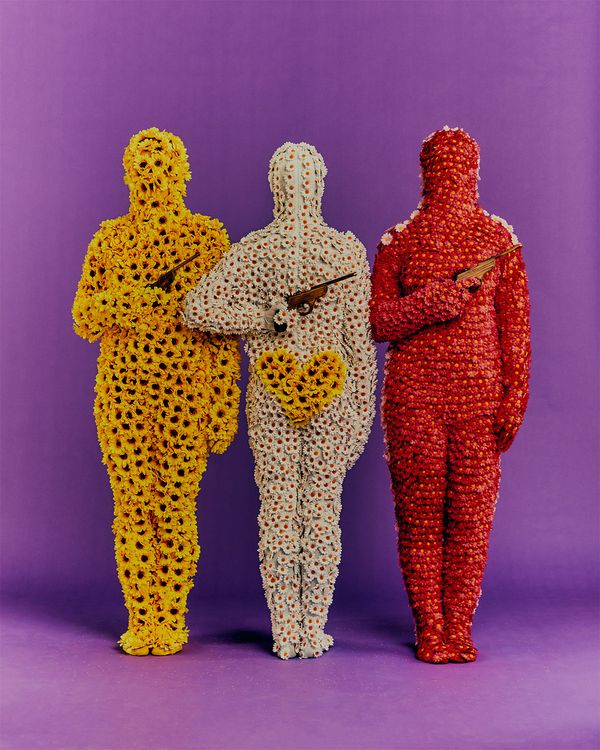 © Victoria Ruiz - El Bravo Pueblo. Three 'Flower Skins' with guns ready to fight until the end.