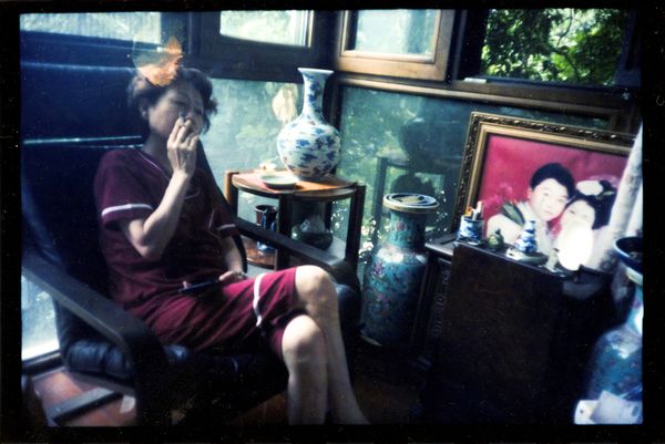 © Yuhan Cheng - Mom’s smoking, we share a cigarette. Chengdu, 2023.
