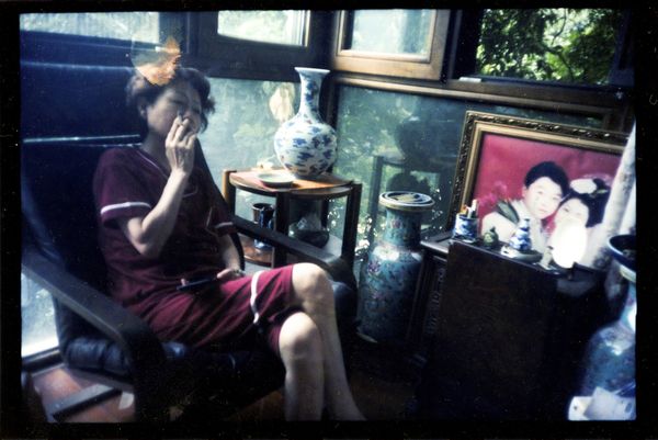 © Yuhan Cheng - Mom’s smoking, we share a cigarette. Chengdu, 2023.