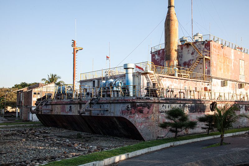 © András Polgár - Image from the My lovely sharia; Banda Aceh after the 26 December 2004 Indian ocean earthquake and tsunami photography project