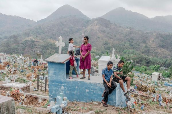 Relatives and friends of Sgt. Pablo Cándido Vega at the cemetery in Panchimalco, El Salvador, in April 2015 © Fred Ramos