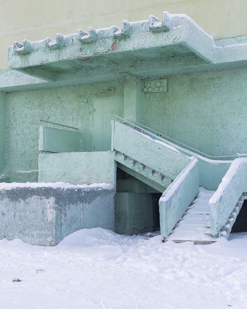 The White Contrast of a Vibrant Collectivity