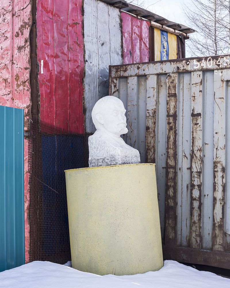 The White Contrast of a Vibrant Collectivity