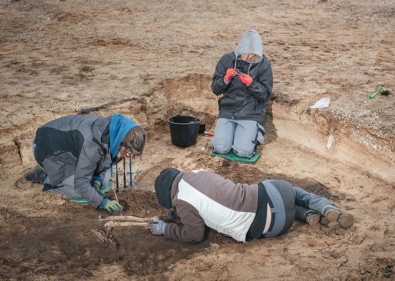 A Photographic Investigation on the Boundary Between Knowledge and Assumption