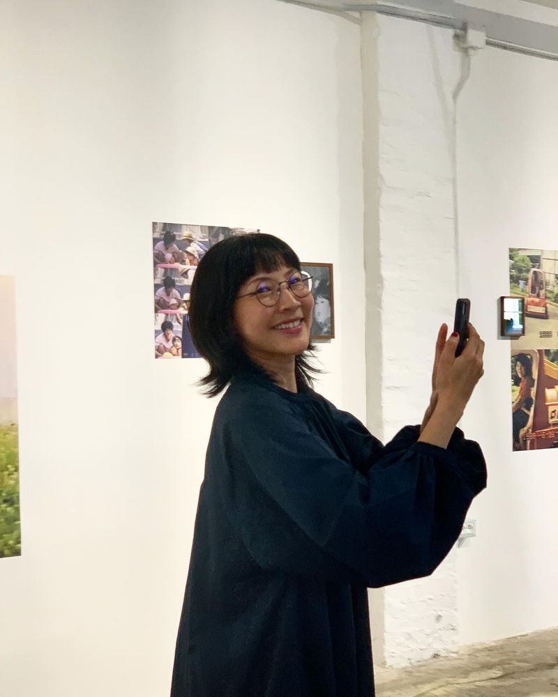Sayuri Ichida showing the exhibition to her sister during © PhMuseum