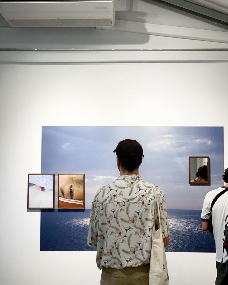 A visitor during the opening of Sayuri Ichida's show Fumiko © PhMuseum