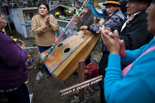 © Guillermo Gutierrez - Family dancing and singing around their relative´s grave.