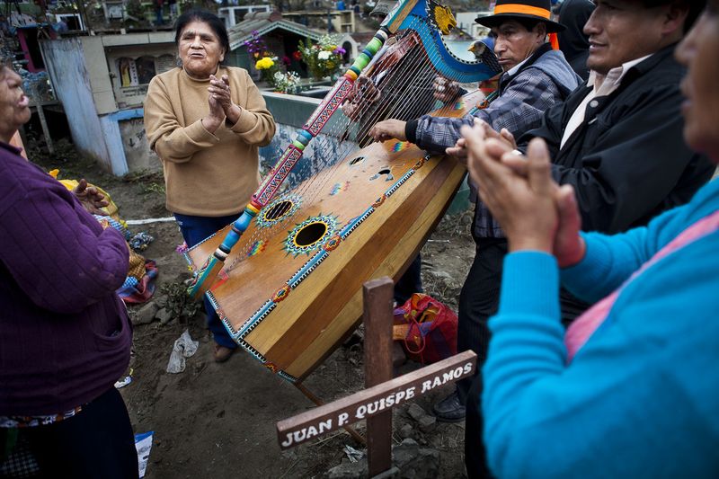 © Guillermo Gutierrez - Family dancing and singing around their relative´s grave.