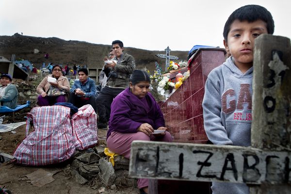 © Guillermo Gutierrez - A complete family having lunch in front of their relative´s grave.