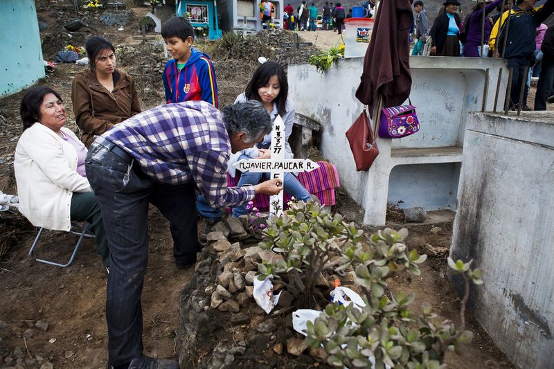 © Guillermo Gutierrez - Man painting the cross of his relative.