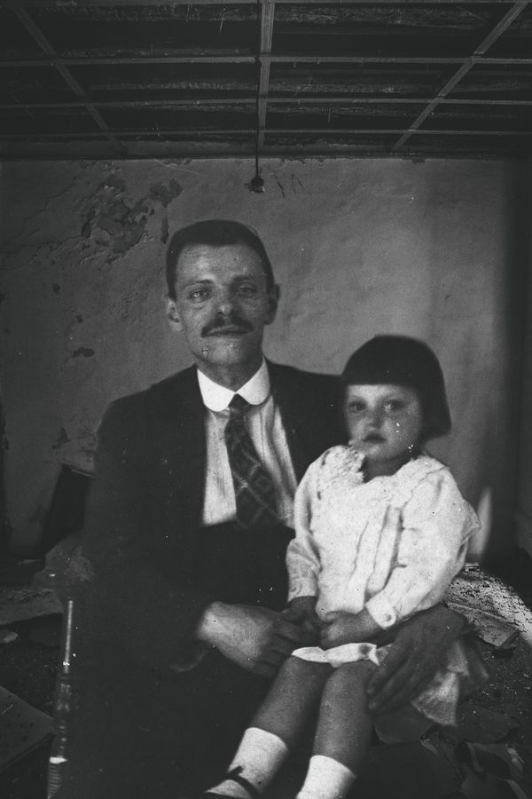 © BARBARA ZANON - Elsa with her father in the 1914