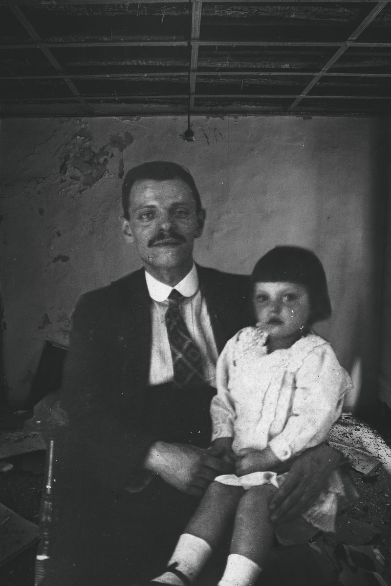 © BARBARA ZANON - Elsa with her father in the 1914