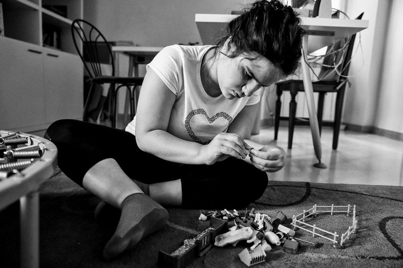 © BARBARA ZANON - Luisa at home plays with games