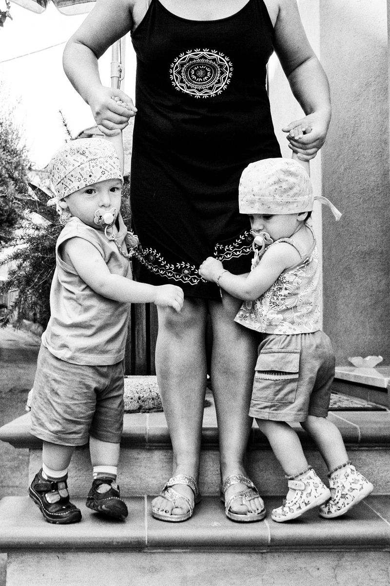 © BARBARA ZANON - 2007: Riccardo and Luisa, 1.5 years old, with Emilia, their Mother