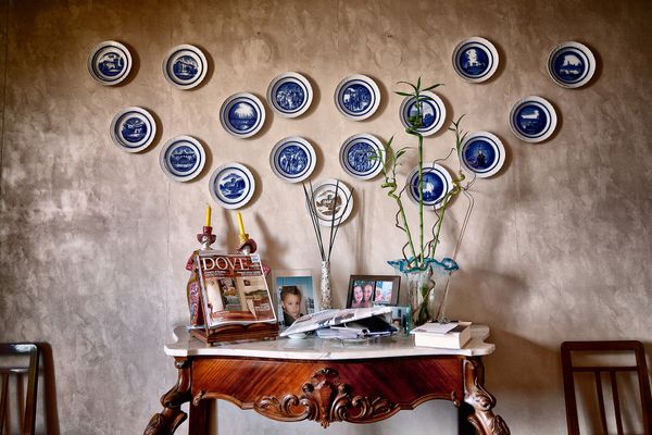 © Simona Bonanno - Living room interior with decorative plates ant family photos.