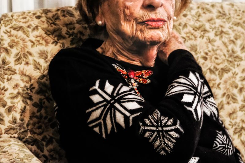 © Simona Bonanno - Aunt Sara often wears a brooch.