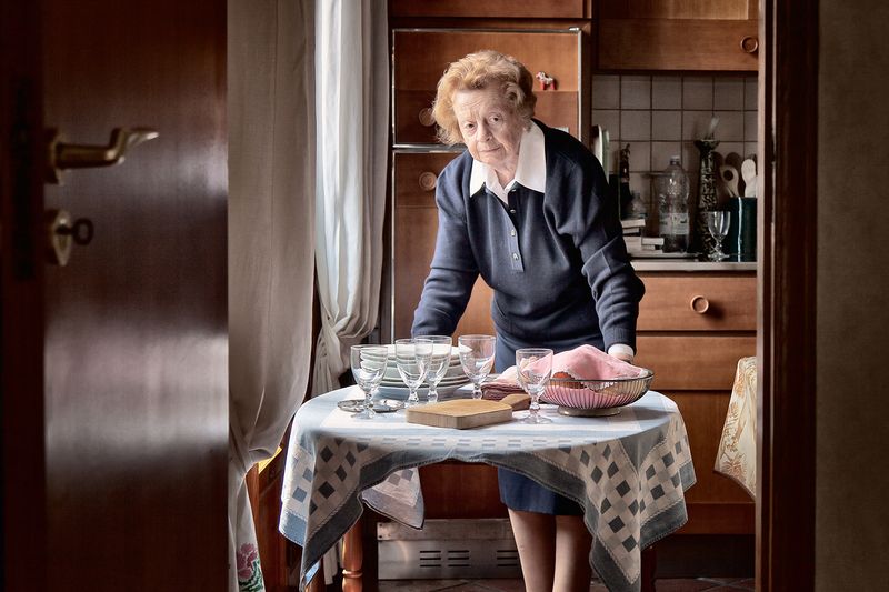 © Simona Bonanno - Aunt Sara lays the table everyday with her cart.