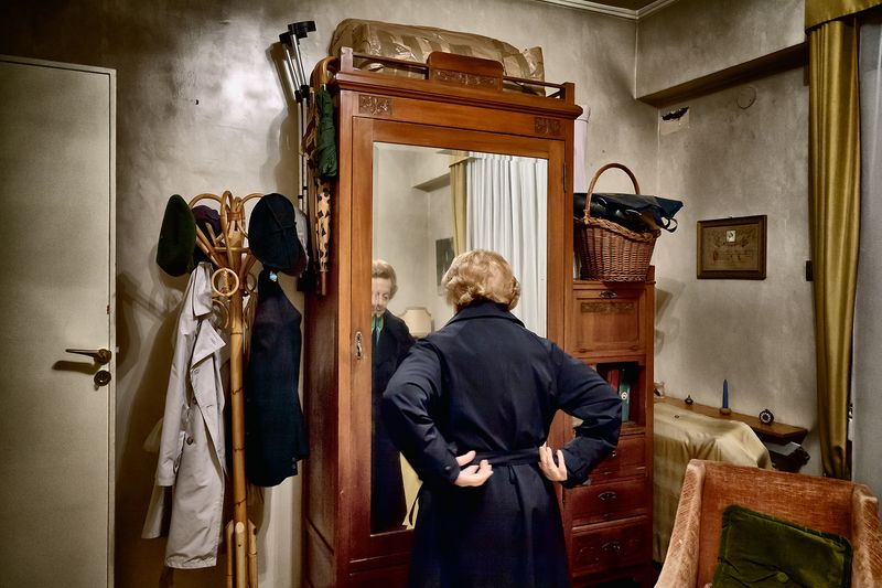 © Simona Bonanno - Aunt Sara wears her raincoat before going out.