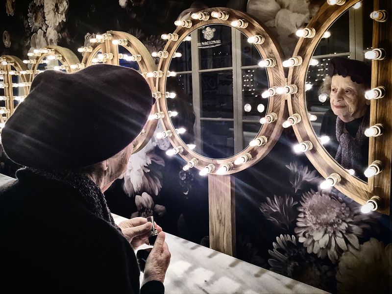 © Simona Bonanno - Aunt Sara renews her make-up while she is out.