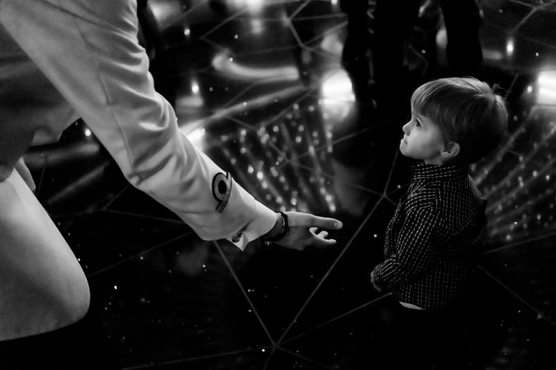 © Simona Bonanno - Officier gives the hand to a child in the lounge. Navigazione, 2017.