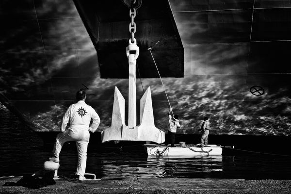 © Simona Bonanno - A technician oversees the daily cleaning of the ship's hull. Katakolon, Greece, 2012