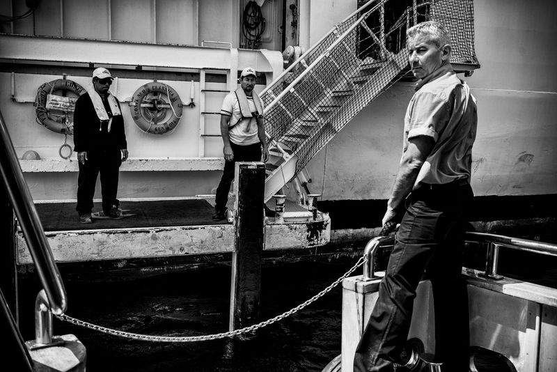 © Simona Bonanno - Sailors during the docking operations between the tender and the cruise ship. Mykonos, Greece 2017