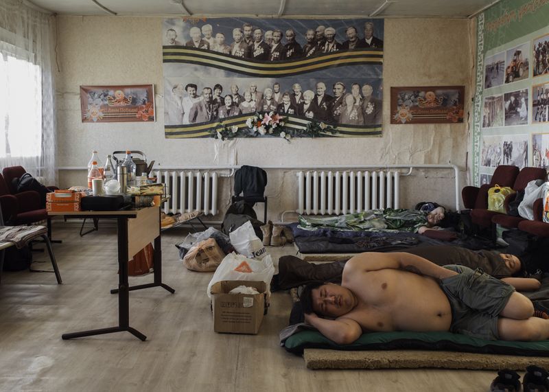 © Alexey Vasilyev - The crew is resting after a shift at the base, in the building of the club Magaras village, Gornyi ulus.