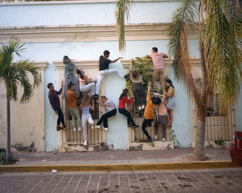 © yvonne venegas - Delfos on building, 2021 Digitized 6x7 Negative