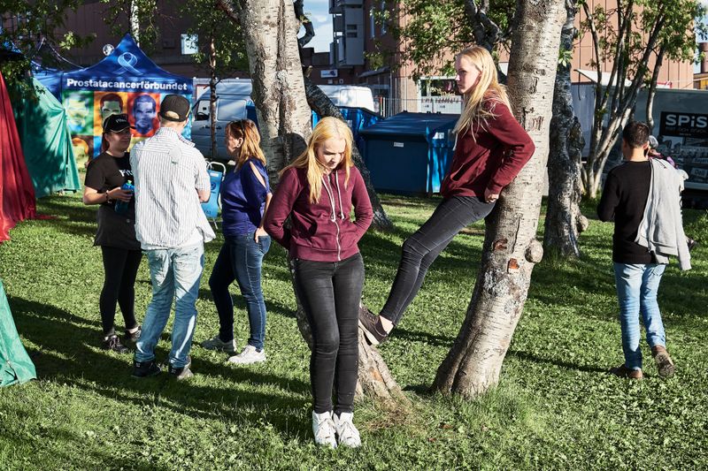 © Gregor Kallina - SWEDEN / Norrbottens laen / Kiruna / 30.06.2017 / Bored girls at the Kirunafestival © Gregor Kallina / Anzenberger