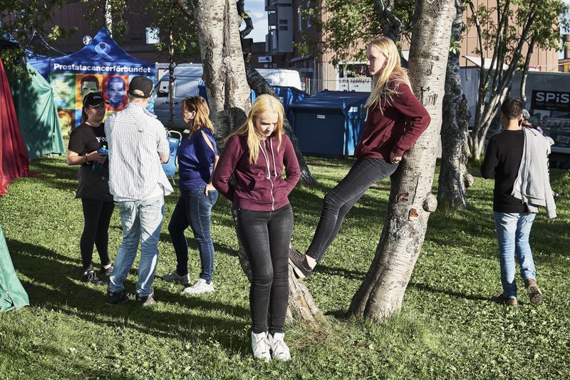 © Gregor Kallina - SWEDEN / Norrbottens laen / Kiruna / 30.06.2017 / Bored girls at the Kirunafestival © Gregor Kallina / Anzenberger