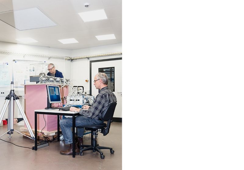 © Kevin Fuchs - Testing a sample manipulator for a new reflectometer. Frank Eggenstein and Peter Bischoff, HZB, BESSY II